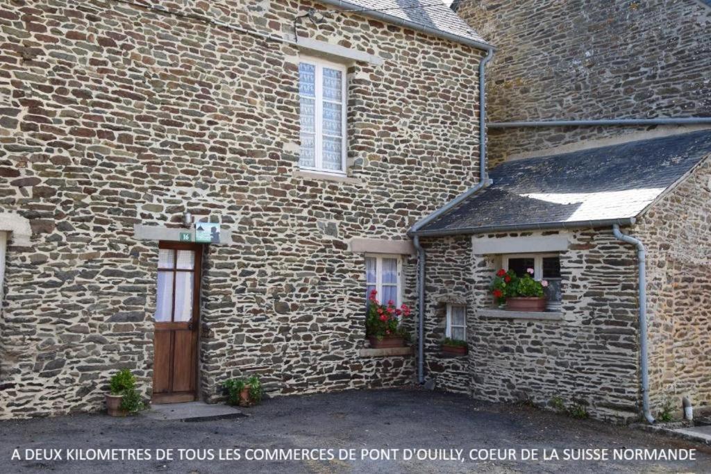 Bed and Breakfast Les Miquelots Pont-d'Ouilly Exterior foto